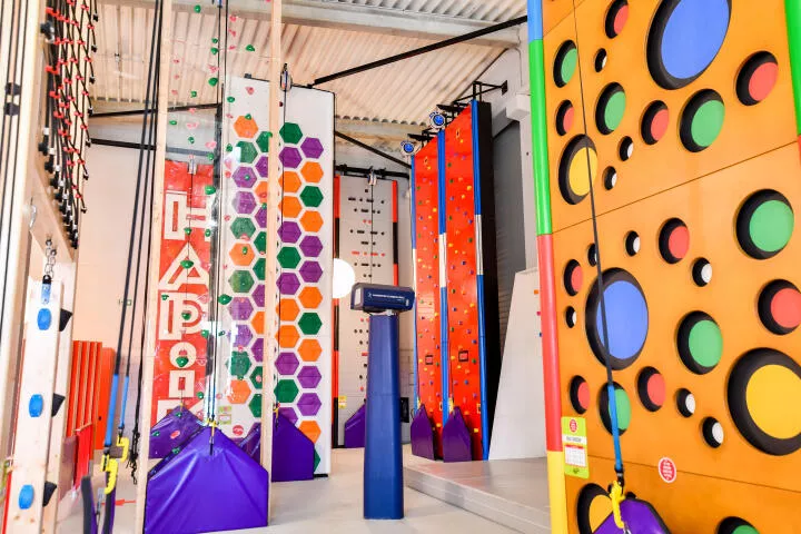 Murs d'escalade colorés
