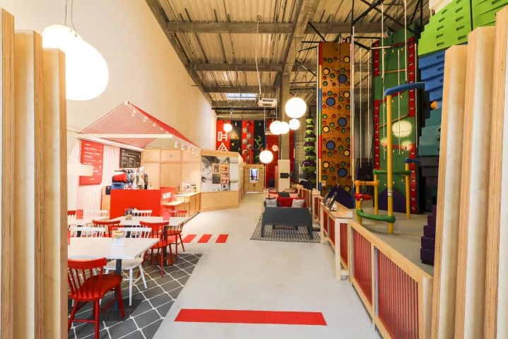 Une salle d'escalade 